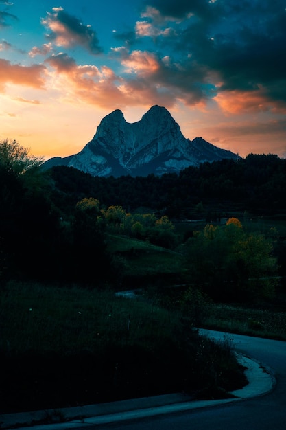 Un coucher de soleil avec les montagnes en arrière-plan montagne pedraforca