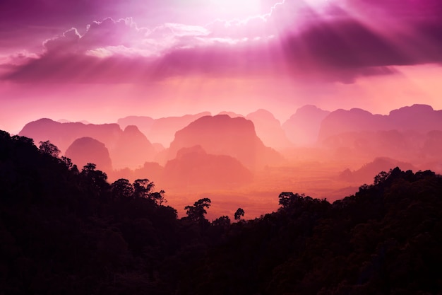 Coucher de soleil sur les montagnes de beauté