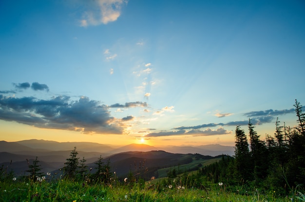 Coucher de soleil sur les montagnes des Carpates