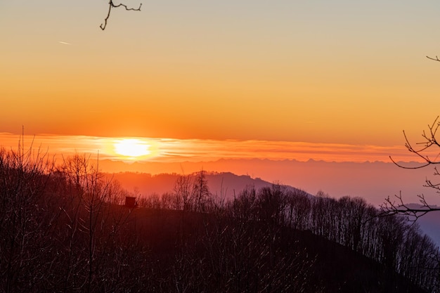 Photo le coucher de soleil sur les montagnes en hiver