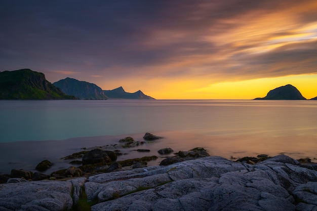 Coucher de soleil sur les montagnes et la mer des îles Lofoten Norvège