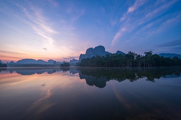 Un coucher de soleil sur les montagnes et la rivière