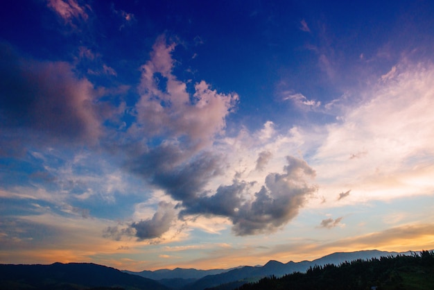 Coucher de soleil sur les montagnes