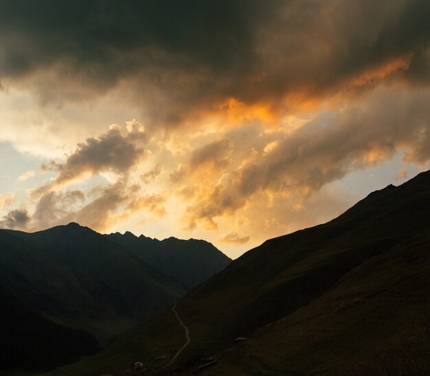 Coucher de soleil sur les montagnes