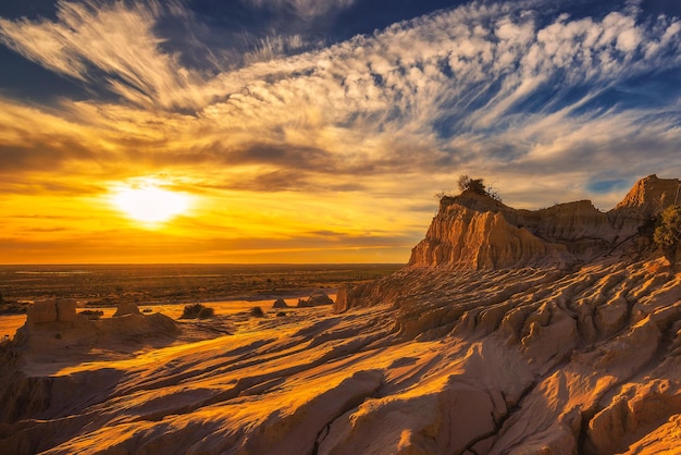 Coucher de soleil sur les murs de Chine dans le parc national de Mungo Australie