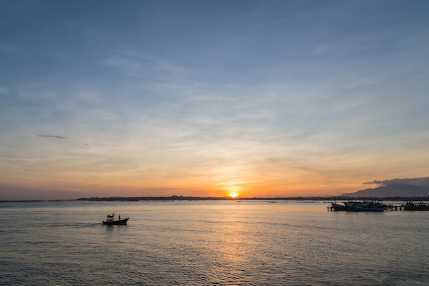 coucher de soleil mystique orange sur la mer