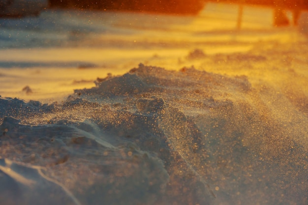 Coucher de soleil sur la neige scintillante en hiver.