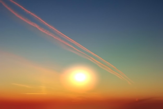 Un coucher de soleil avec un nuage dans le ciel