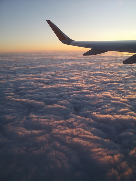 Coucher de soleil nuages d'un avion