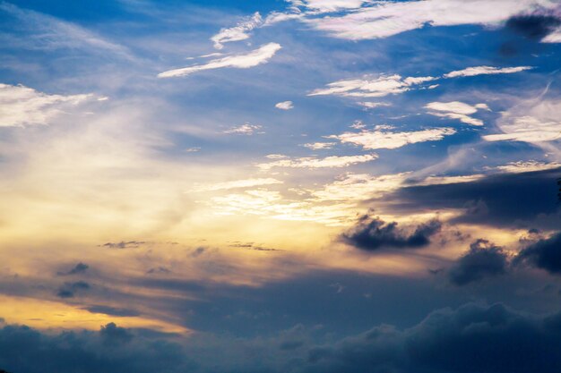 Coucher de soleil nuages avec le coucher du soleil