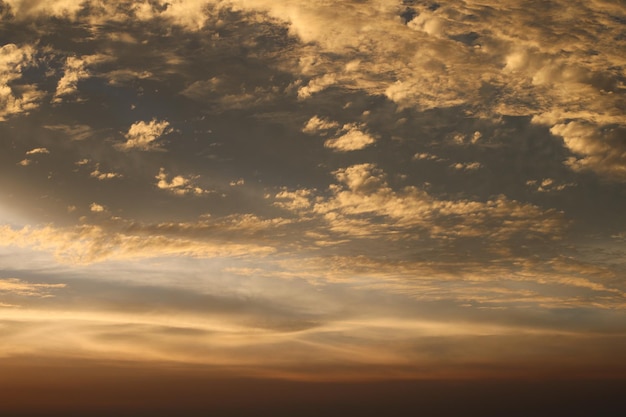 Photo un coucher de soleil avec des nuages et un coucher de soleil en arrière-plan