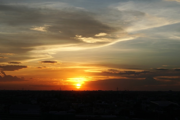 Coucher de soleil avec des nuages dans le ciel de la ville