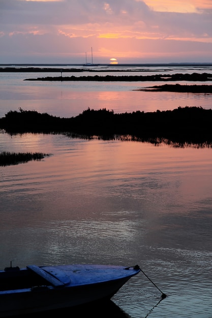 Coucher de soleil avec nuages du parc de réserve naturelle de Ria Formosa en Algarve, Portugal.