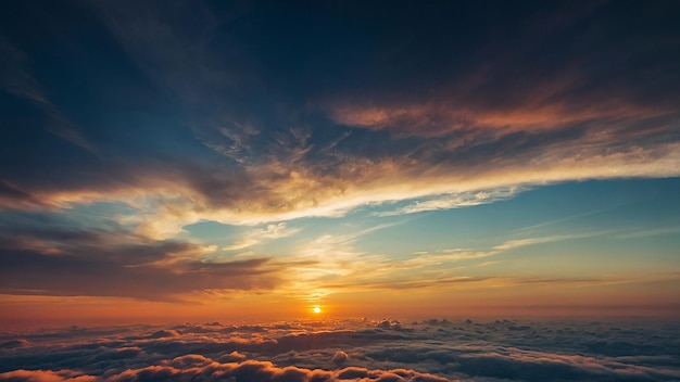 un coucher de soleil sur les nuages et le soleil