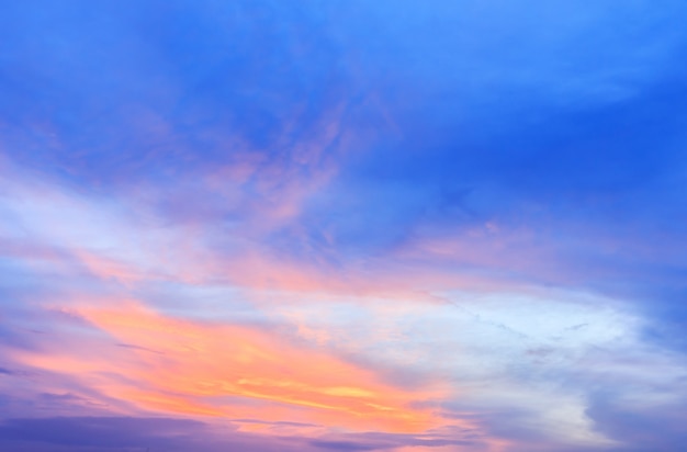 Coucher de soleil avec des nuages