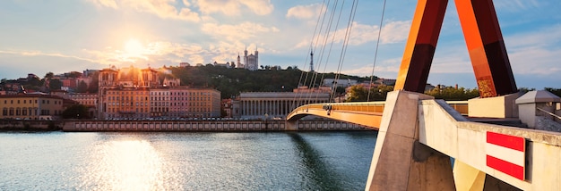 Coucher de soleil nuageux sur le Vieux Lyon et la Basilique de Fourvière vu de la rive de la Saône, Lyon.