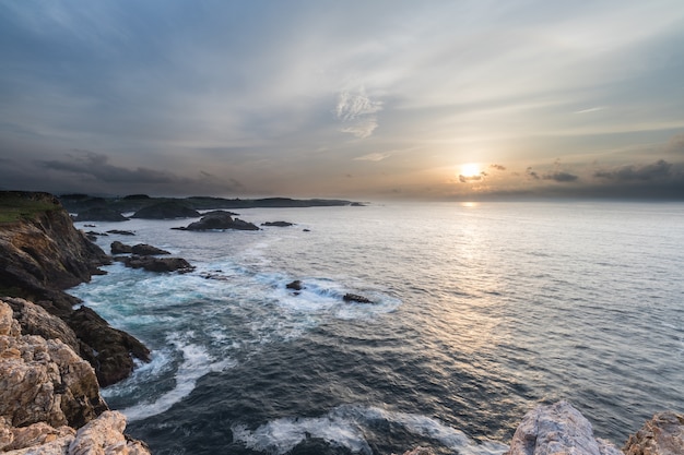 coucher de soleil et nuit sur la côte galicienne de l&#39;espagne