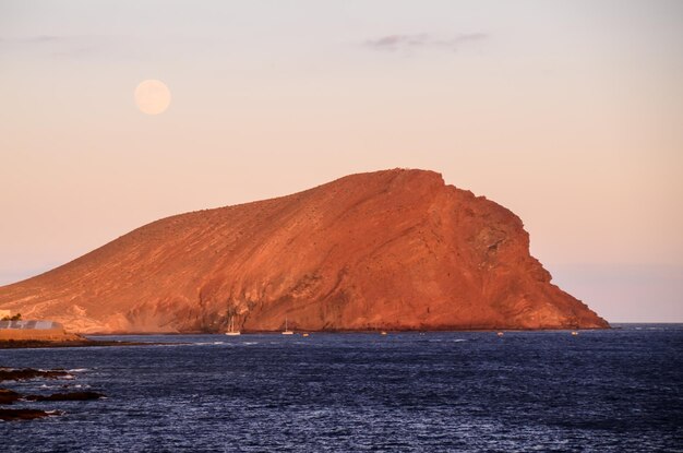 Coucher de soleil sur l'océan Atlantique avec une montagne en arrière-plan El Medano Tenerife Espagne