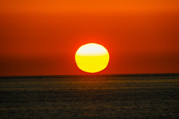 Coucher de soleil sur l'océan Atlantique à Tenerife Espagne Iles Canaries