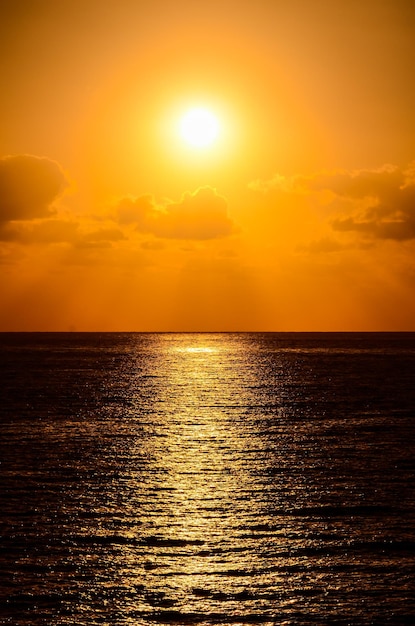 Coucher de soleil sur l'océan Atlantique à Tenerife Espagne Iles Canaries
