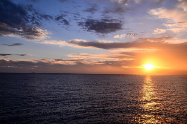 Coucher de soleil sur l'océan Atlantique à Tenerife Espagne Iles Canaries