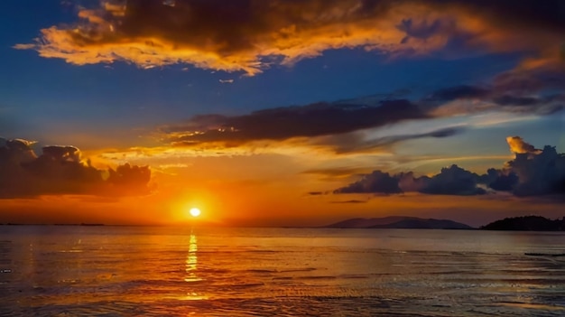 un coucher de soleil sur l'océan avec un beau coucher de Soleil