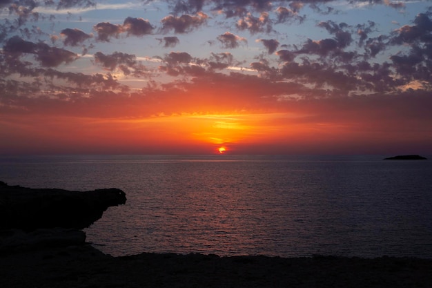 Coucher de soleil sur l'océan bleu ciel incroyable