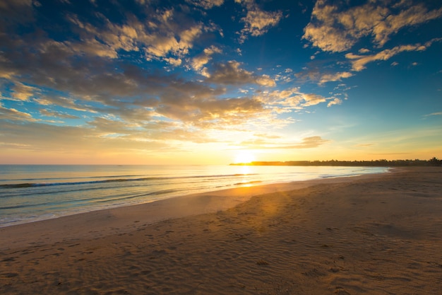 Coucher de soleil sur l'océan sur l'île tropicale