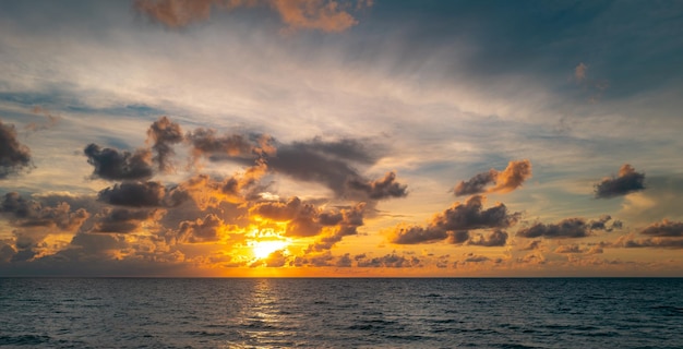 Coucher de soleil sur l'océan de la mer plage tropicale avec des nuages au lever du soleil bannière pour voyage vacances paysage ciel et re