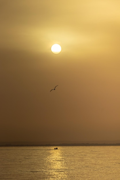 Coucher de soleil sur l'océan avec des montagnes en arrière-plan