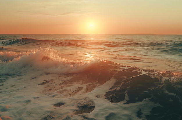 Coucher de soleil sur l'océan avec des vagues