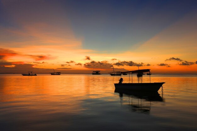 Coucher de soleil sur l'océan à Zanzibar