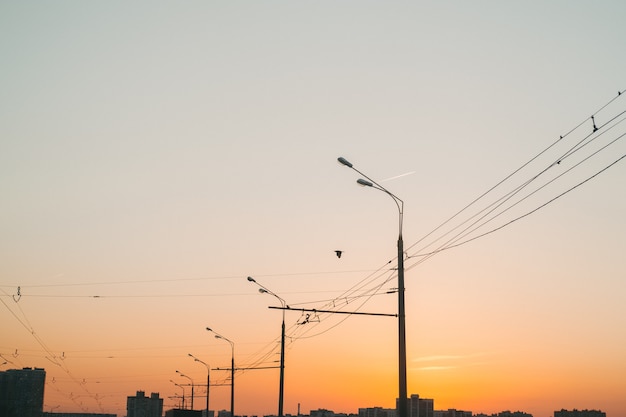 Coucher de soleil orange dans la ville. Ciel clair au coucher du soleil