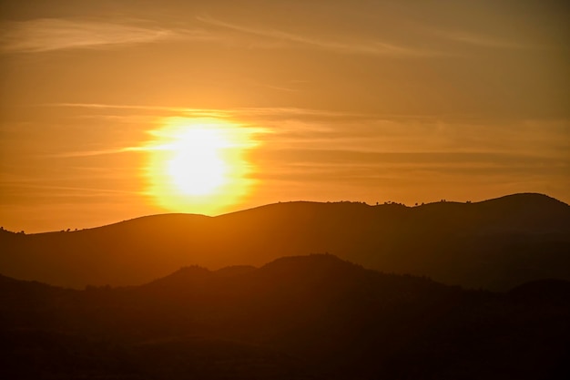 Coucher de soleil orange sur les montagnes de Grenade