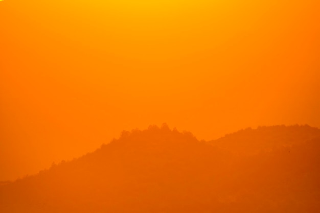 Photo coucher de soleil orange sur les montagnes de grenade