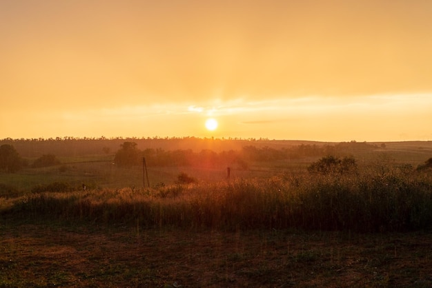 Coucher de soleil orange rustique coucher de soleil ukrainien paysage dégradé ciel nuageux