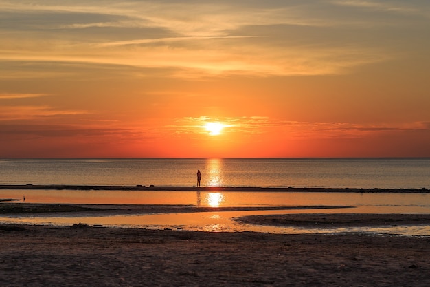 Coucher De Soleil Orange Le Soir Sur La Mer Baltique Et Silhouette D'un Homme