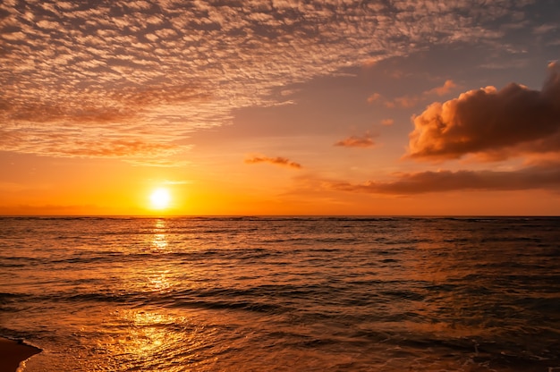 Coucher de soleil orange vif, jaune descendant dans l'océan