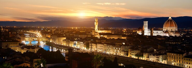 Coucher de soleil panoramique sur la cathédrale de Santa Maria del Fiore à Florence, Italie