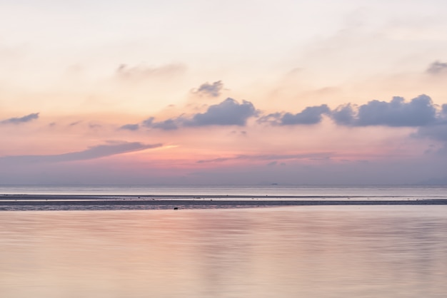 Coucher de soleil panoramique sur le ciel de la mer pastel avec la lumière dorée