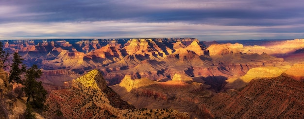 Coucher de soleil panoramique sur le Grand Canyon