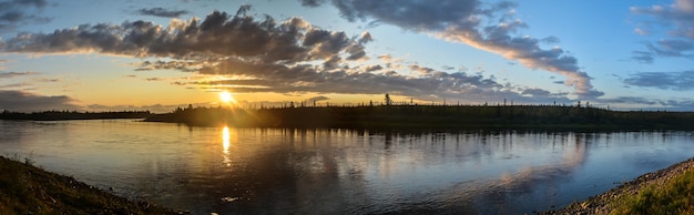 Coucher de soleil panoramique sur la rivière nord