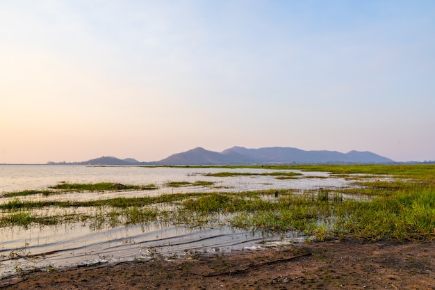 Coucher de soleil paysage au réservoir de Bang Phra, Sriracha Chon Buri, Thaïlande