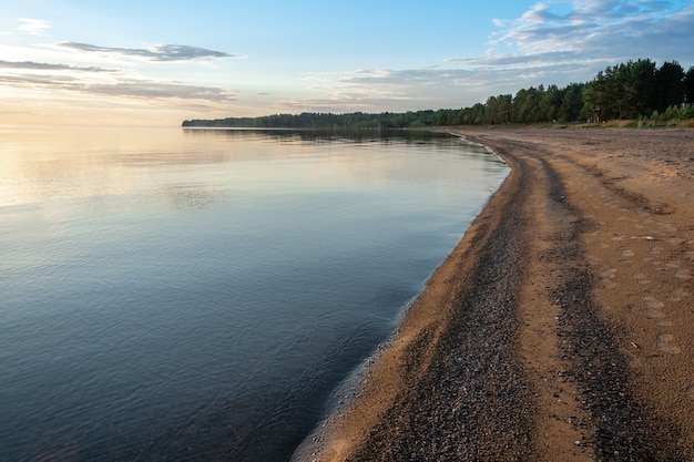 Coucher de soleil sur un paysage lacustre