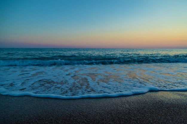 Coucher de soleil de paysage marin sur la plage de la mer. Mise au point sélective. La nature.