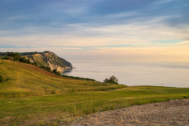 Coucher de soleil paysage parc naturel de Conero côte spectaculaire promontoire falaise rocheuse mer adriatique beau ciel horizon coloré, destination touristique Italie