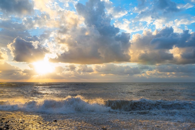 Un coucher de soleil pendant la tempête de mer