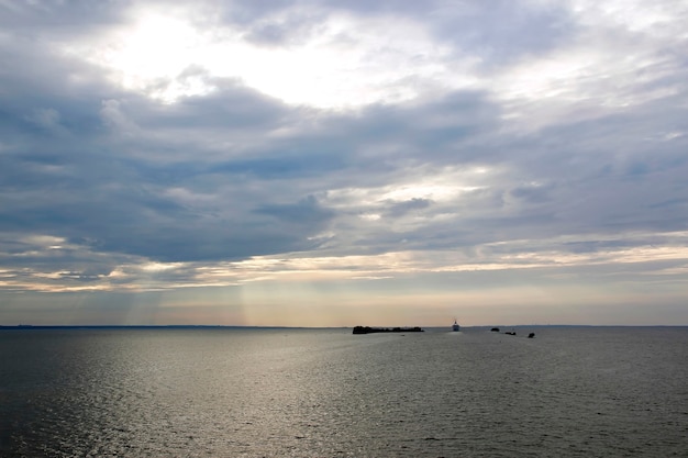 Coucher de soleil sur les petites îles de la mer et le navire naviguant au loin