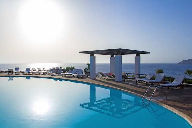 Coucher de soleil sur la piscine avec belle vue sur la mer