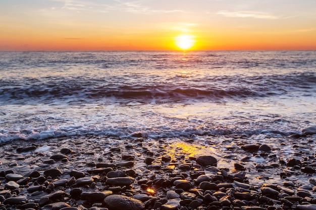 Coucher de soleil pittoresque et coloré sur la côte de la mer. Beaux paysages naturels